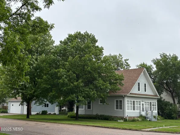 412 S 6th St, Milbank, SD 57252