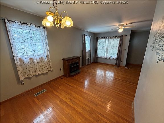 4th image of 218 Oak St