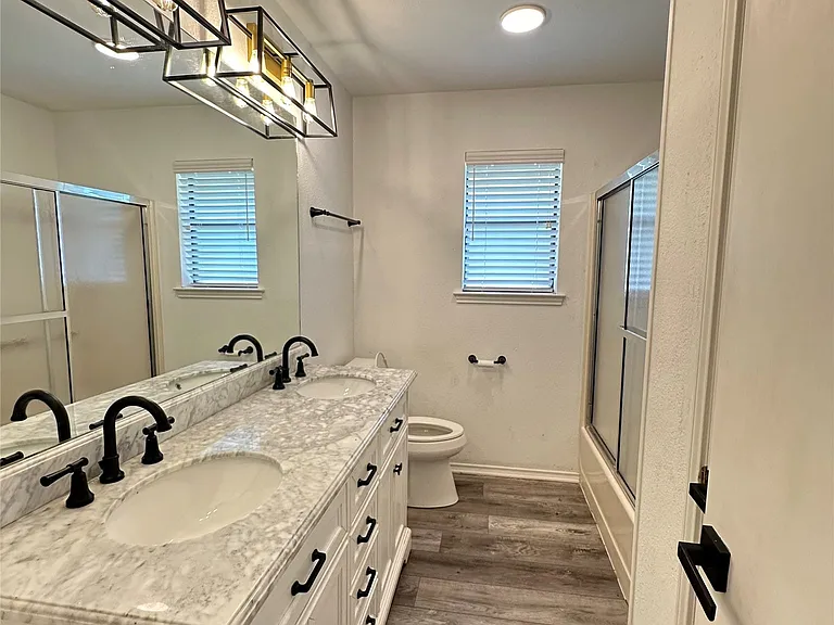 228 S Pearson Ln — Photo 15