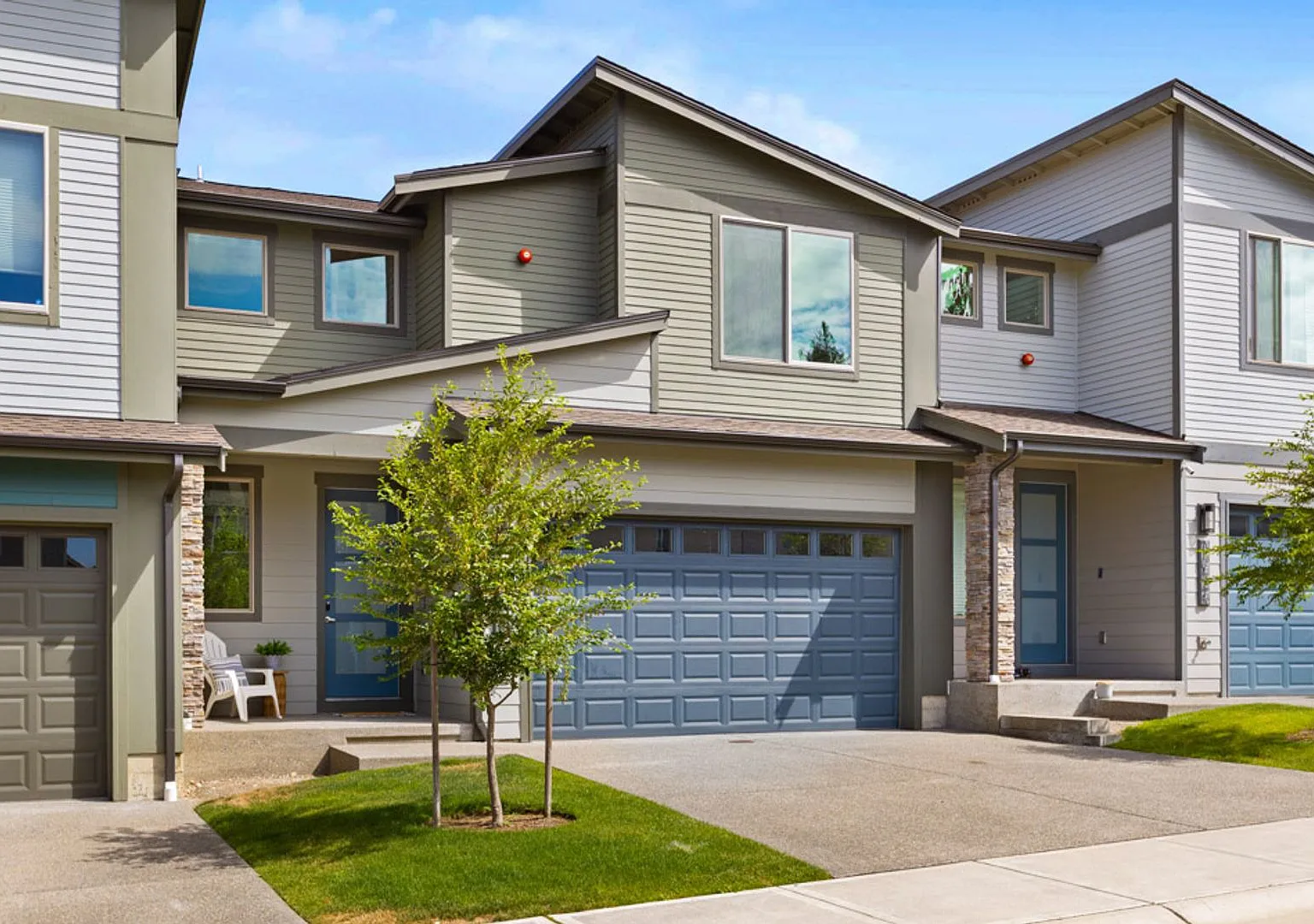 Bright 3-Bedroom Edgewood Townhome with Loft and 2-Car Garage — Photo 3