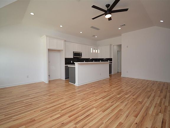 5th image of 5107 Lyndhurst Dr #B