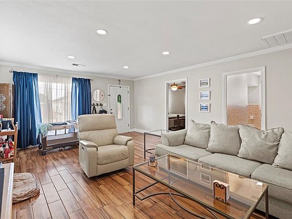 4th image of 724 Avenue E