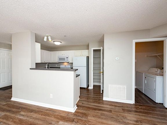 5th image of 1021 Ivy Glen Dr