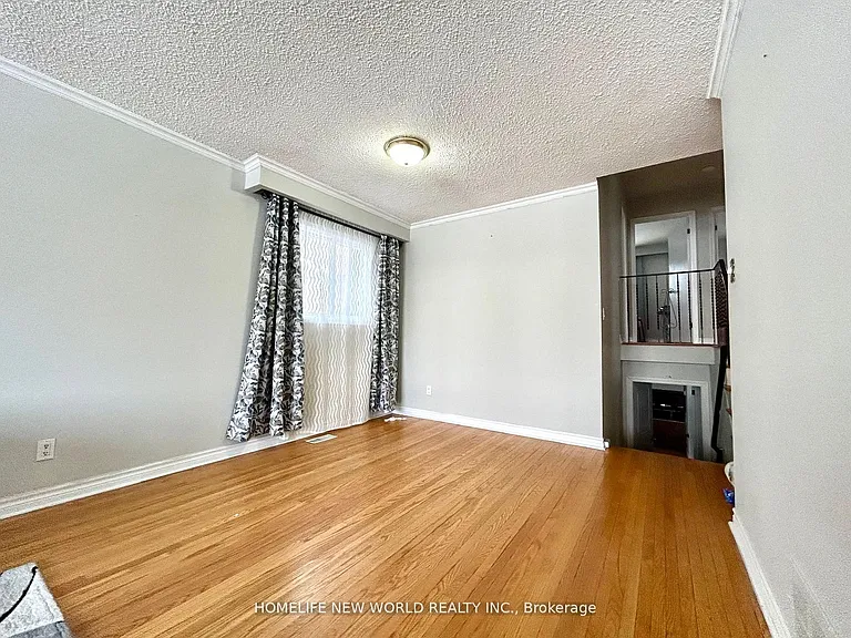 27 Hayward Cres #UPPER — Photo 12
