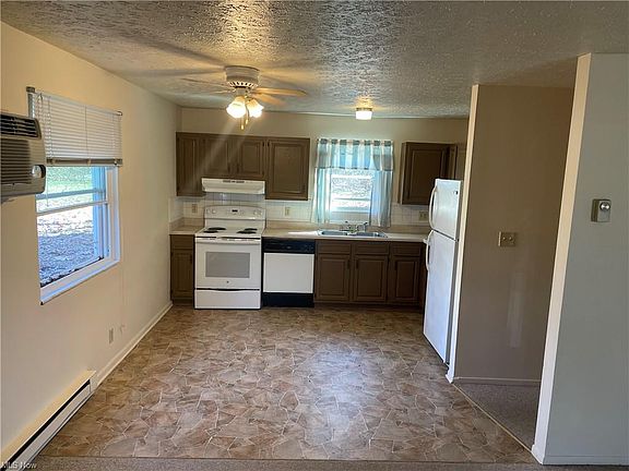 3rd image of 977-979 Silver Meadows Blvd