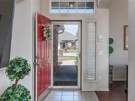 5th image of 520 SW 159th St