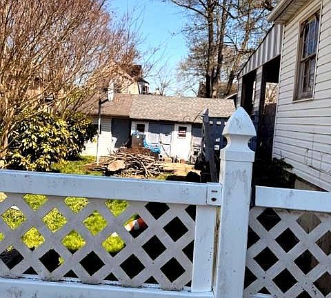 4th image of 135 Hirst Ave