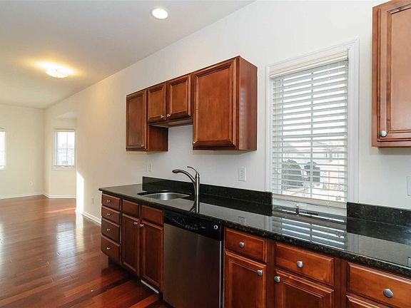 5th image of 330 Maple Ave APT 16