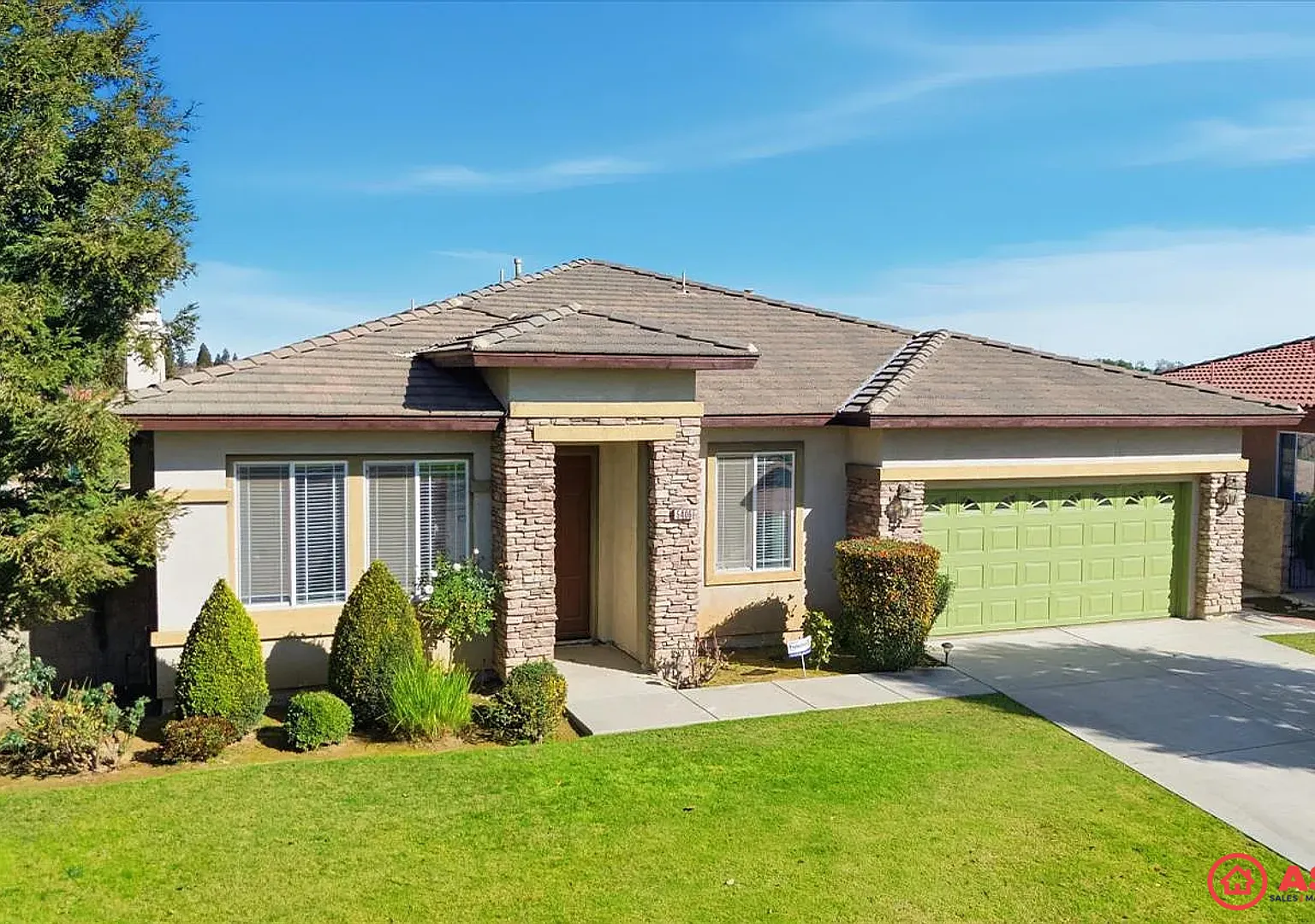Spacious 4BD/2.5BA Home in Bakersfield's 93312 Garage & Full Kitchen Package! — Photo 2