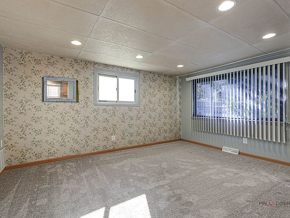 5th image of 304 E Willow Dr