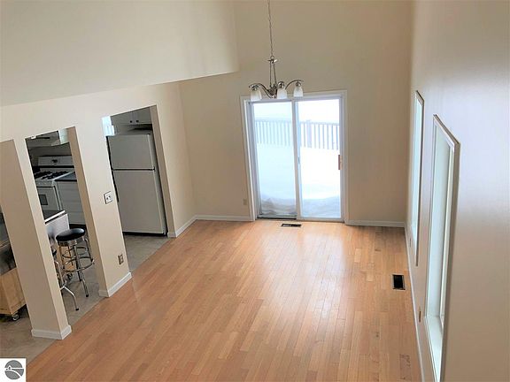 3rd image of 800 Meadow Dr