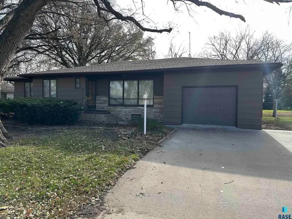 311 E 2nd St, Freeman, SD 57029