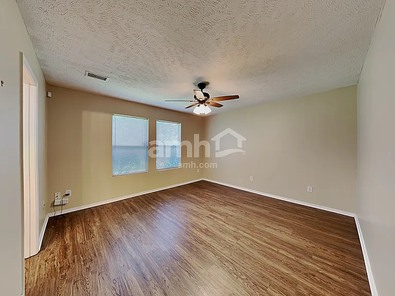 2111 Carlton Ln — Photo 11