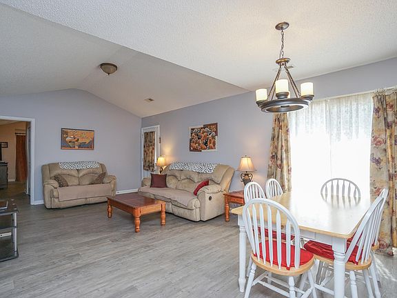 3rd image of 209 Glenlea Ln