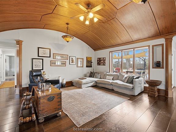 3rd image of 1015 Rose Cir