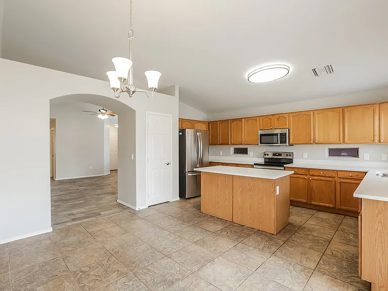 1114 E Fraktur Rd — Photo 7