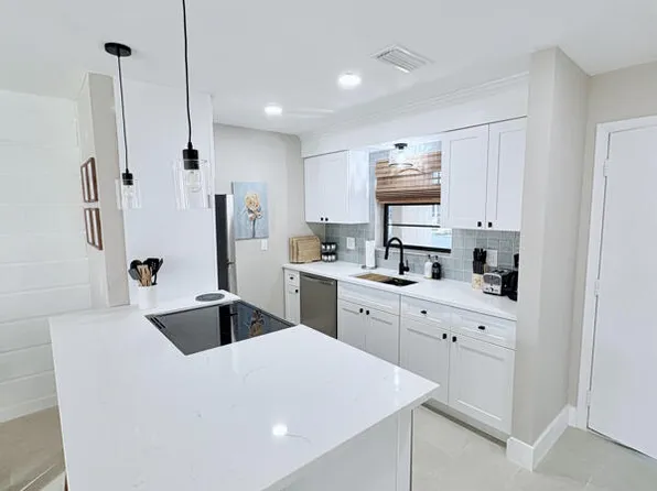 2050 Oleander Blvd APT 2-205, Fort Pierce, FL 34950