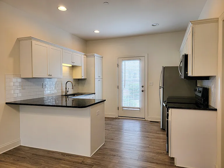 642 Brentwood Dr — Photo 9