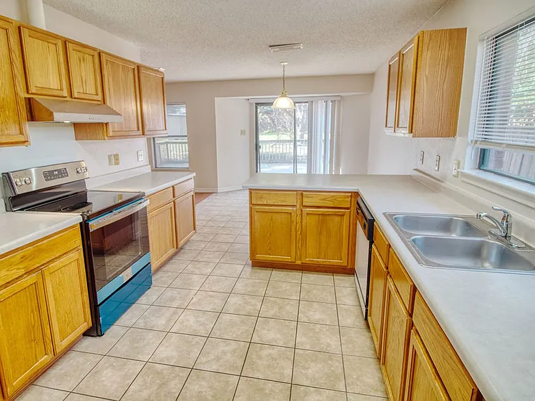 13911 Edge Point Dr — Photo 6