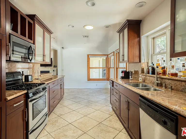 19439 Oxnard St — Photo 21