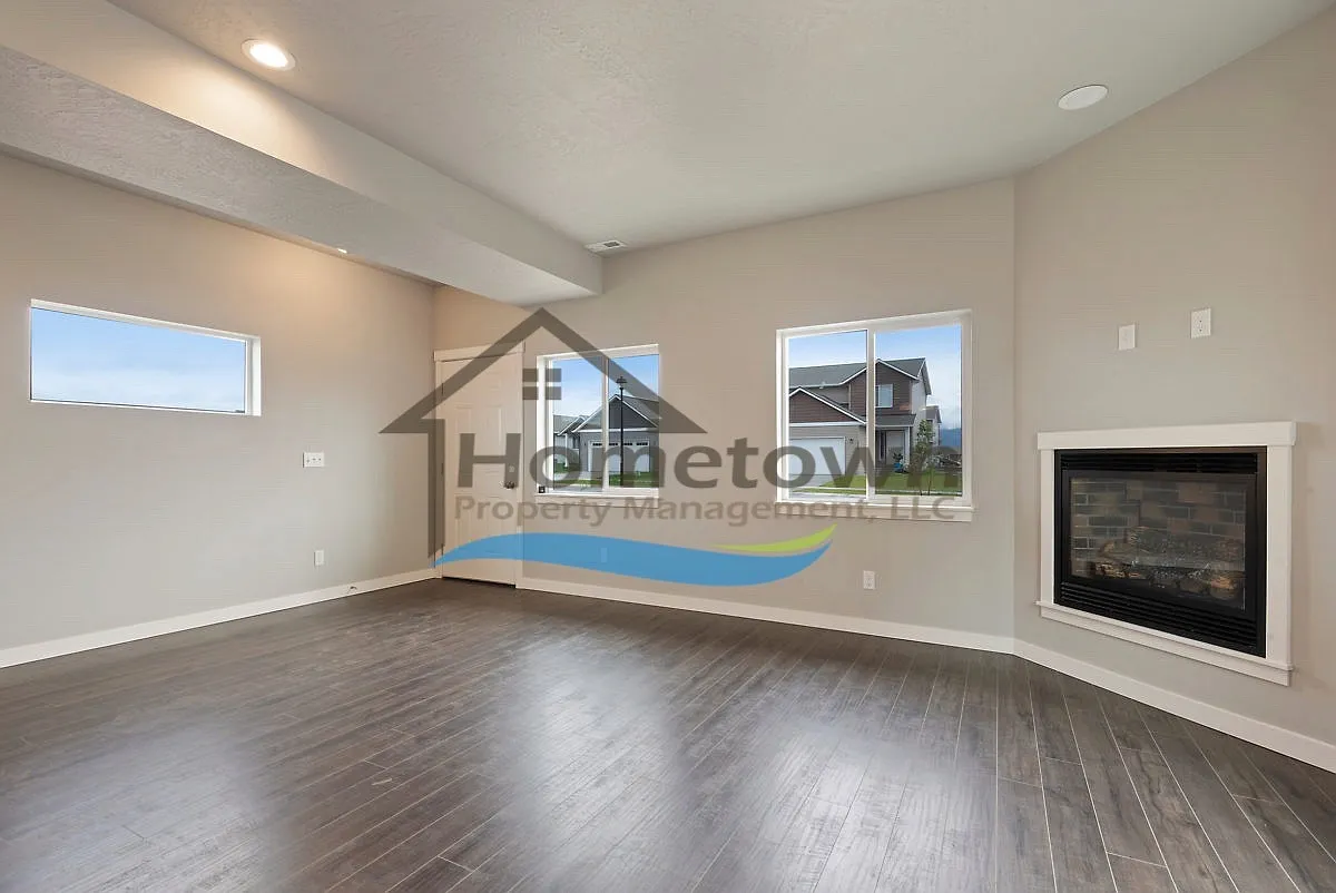 Very Nice Craftsman 3 Bedroom 2.5 Bathroom Home in Crown Pointe Estates, Post Falls! — Photo 3