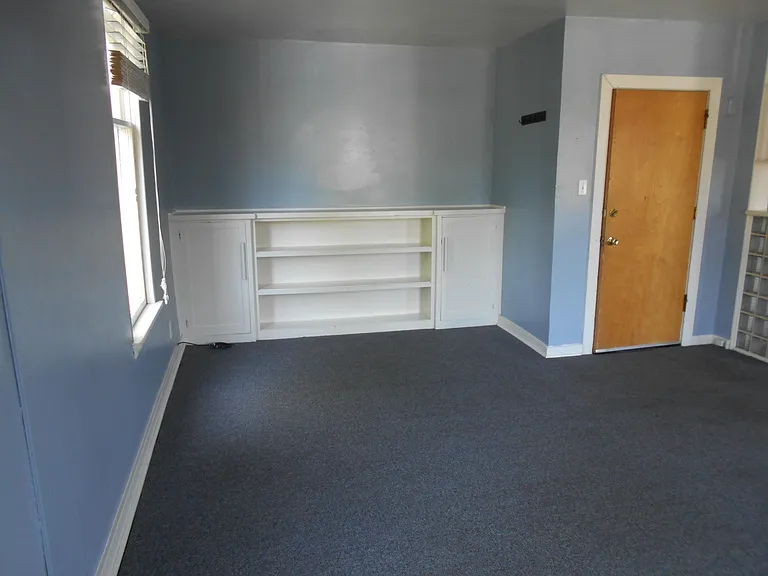 207 W 1st St #3 — Photo 9