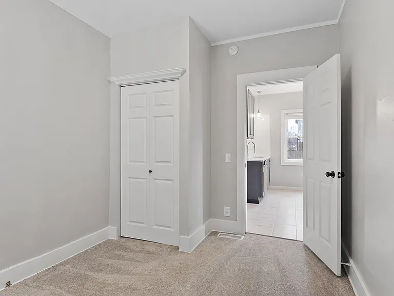 216 W 32nd St — Photo 12