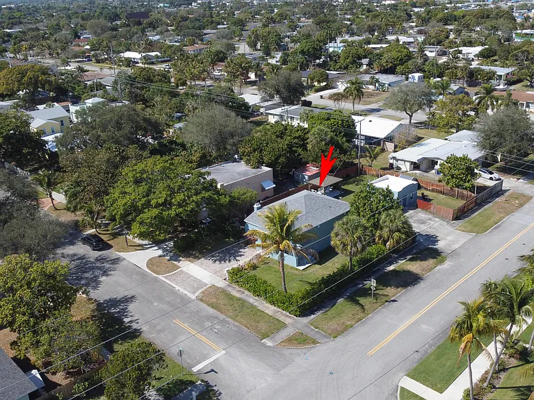 301 Hawthorne Dr — Photo 36