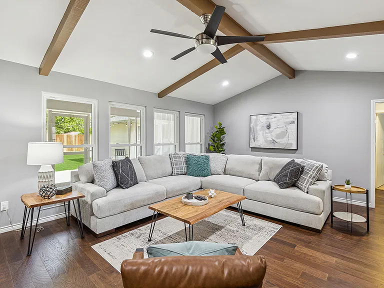 1819 Auburn Dr — Photo 3