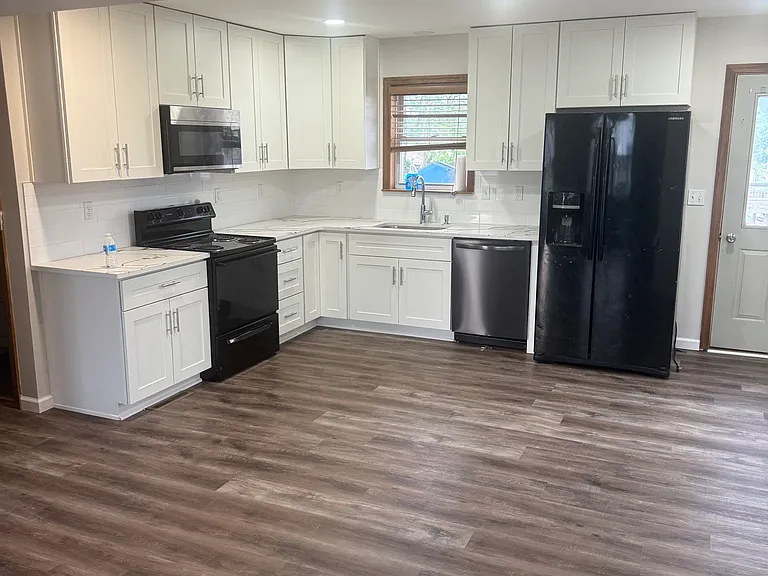 111 Allen St — Photo 14