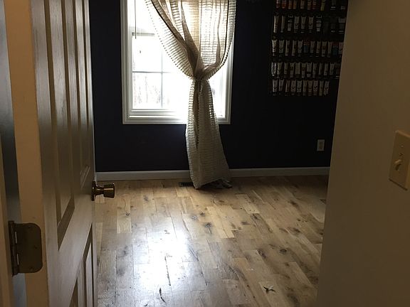 2nd image of 906 Hillcrest Ave