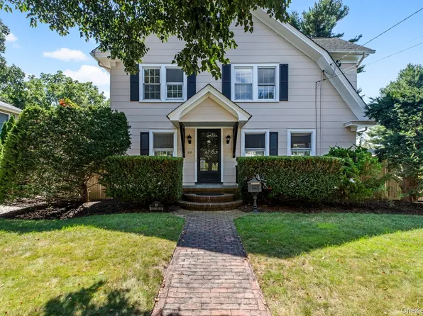 22 Ketewamoke Avenue, Babylon, NY 11702