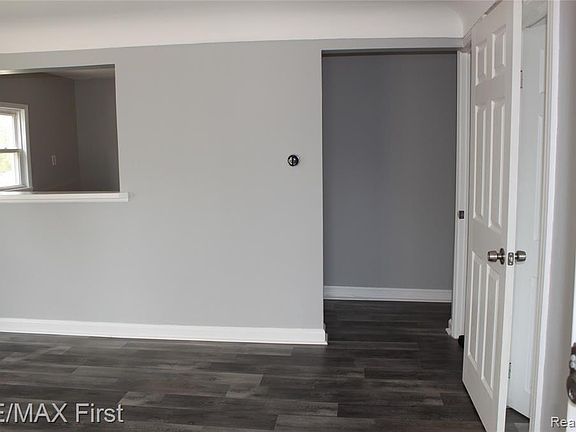 3rd image of 21805 Maple St