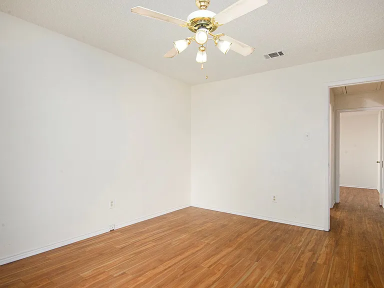 6819 W Cleburne Rd — Photo 16