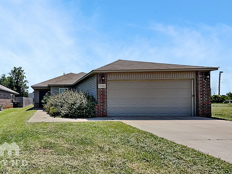 1724 Lanesboro Dr — Photo 1