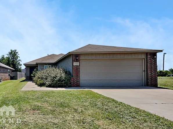 1724 Lanesboro Dr, Village, OK 73120