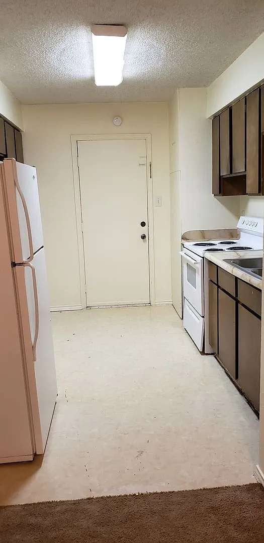 611 Maurice St Apt A-B — Photo 3