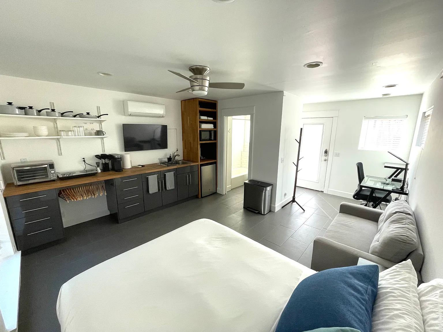 Studio, 450 sqft, $1,600 — Photo 3