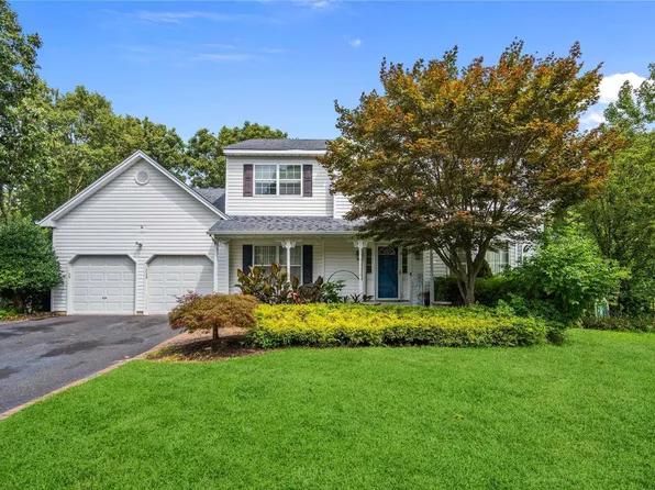 21 Embassy Road, Selden, NY 11784