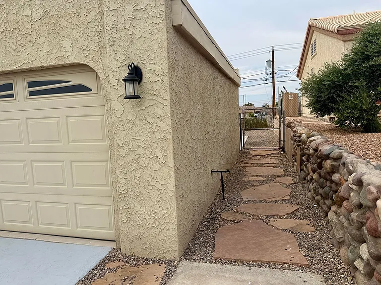 2195 Bombay Dr — Photo 18