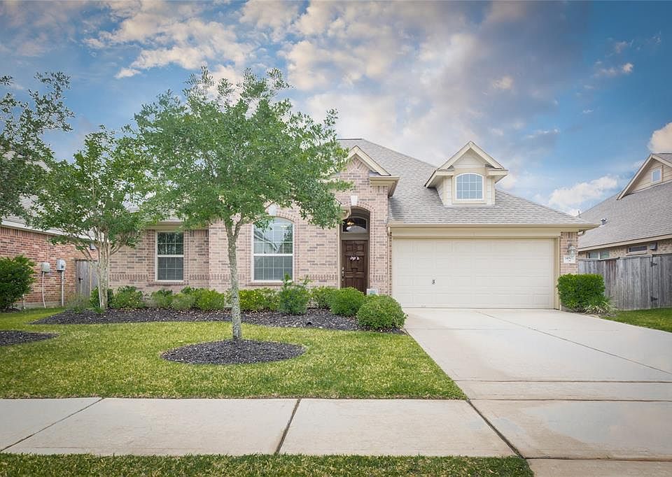 Beautiful brick 1-story home in Lake Point village within master planned community of Fall Creek.