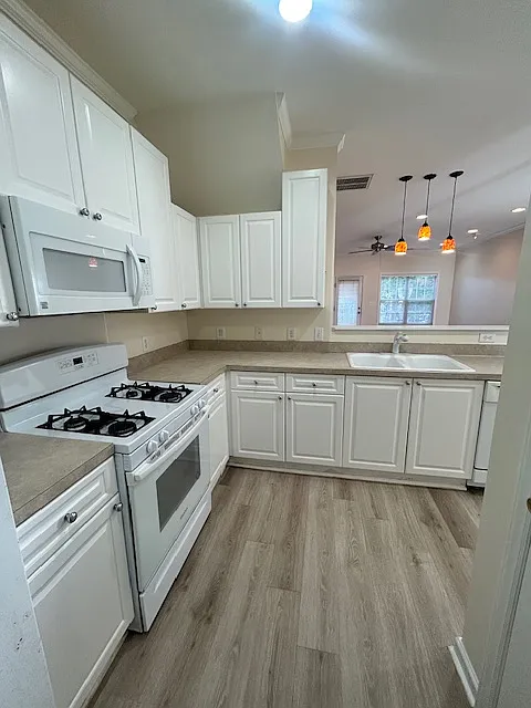 2113 Thornblade Drive - 2113 — Photo 3