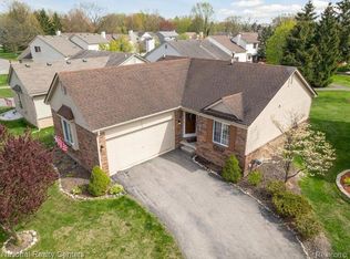 28661 Bayberry Ct E, Livonia, MI 48154