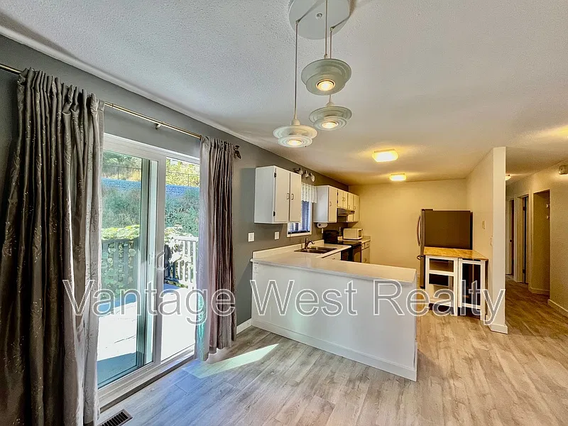 4 bed, 2.0 bath, 1800 sqft, $3,000 — Photo 1