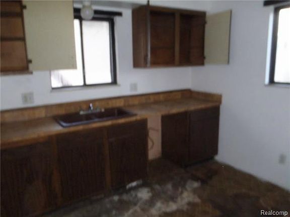 4th image of 24060 Hulbert Ave