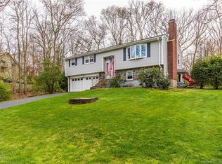 32 Overlook Pl, Trumbull, CT 06611