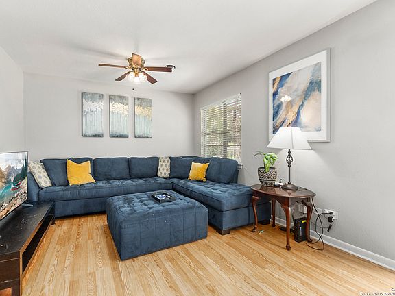 4th image of 411 ROBINHOOD PL