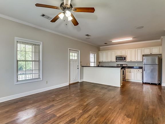 4th image of 402 Wesley Pl