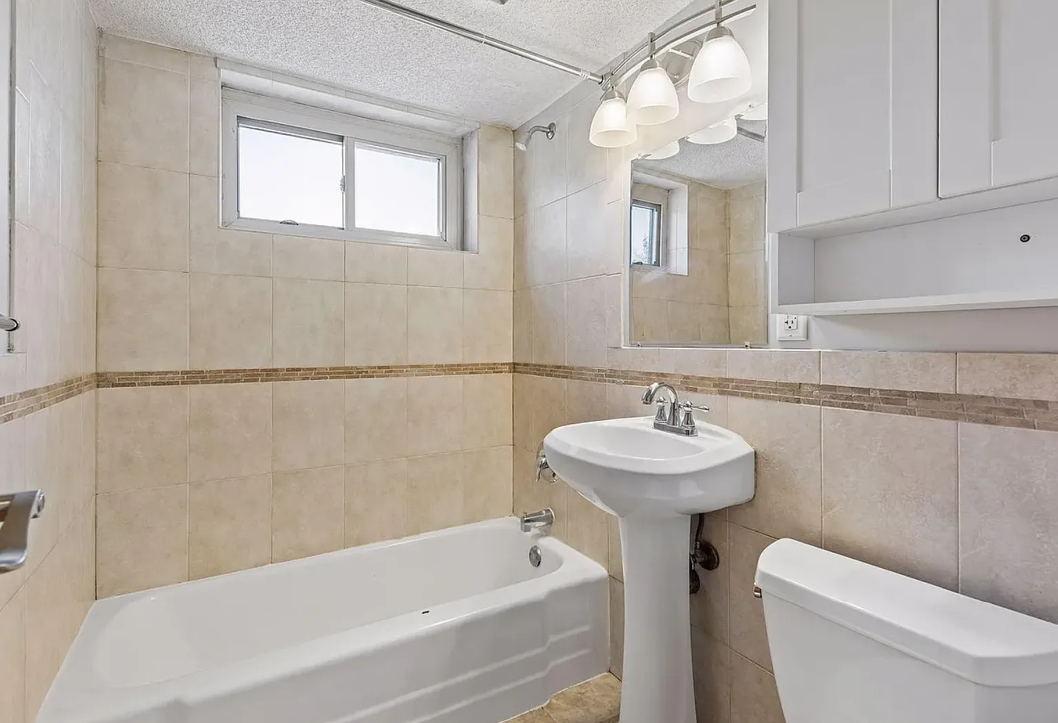 2 bed, 1.0 bath, 725 sqft, $1,600 — Photo 1