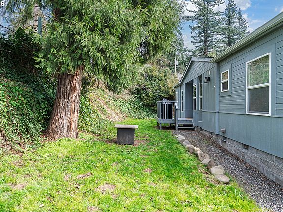 3rd image of 422 SW Juniper Rd